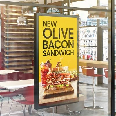 La exhibición de la ventana del Lcd de 32 pulgadas que hace publicidad de restaurantes de los alimentos de preparación rápida escoge echado a un lado