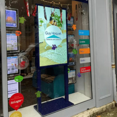 La ventana de pantalla LCD echada a un lado doble de 49 pulgadas exhibe el monitor echado a un lado dual de la publicidad